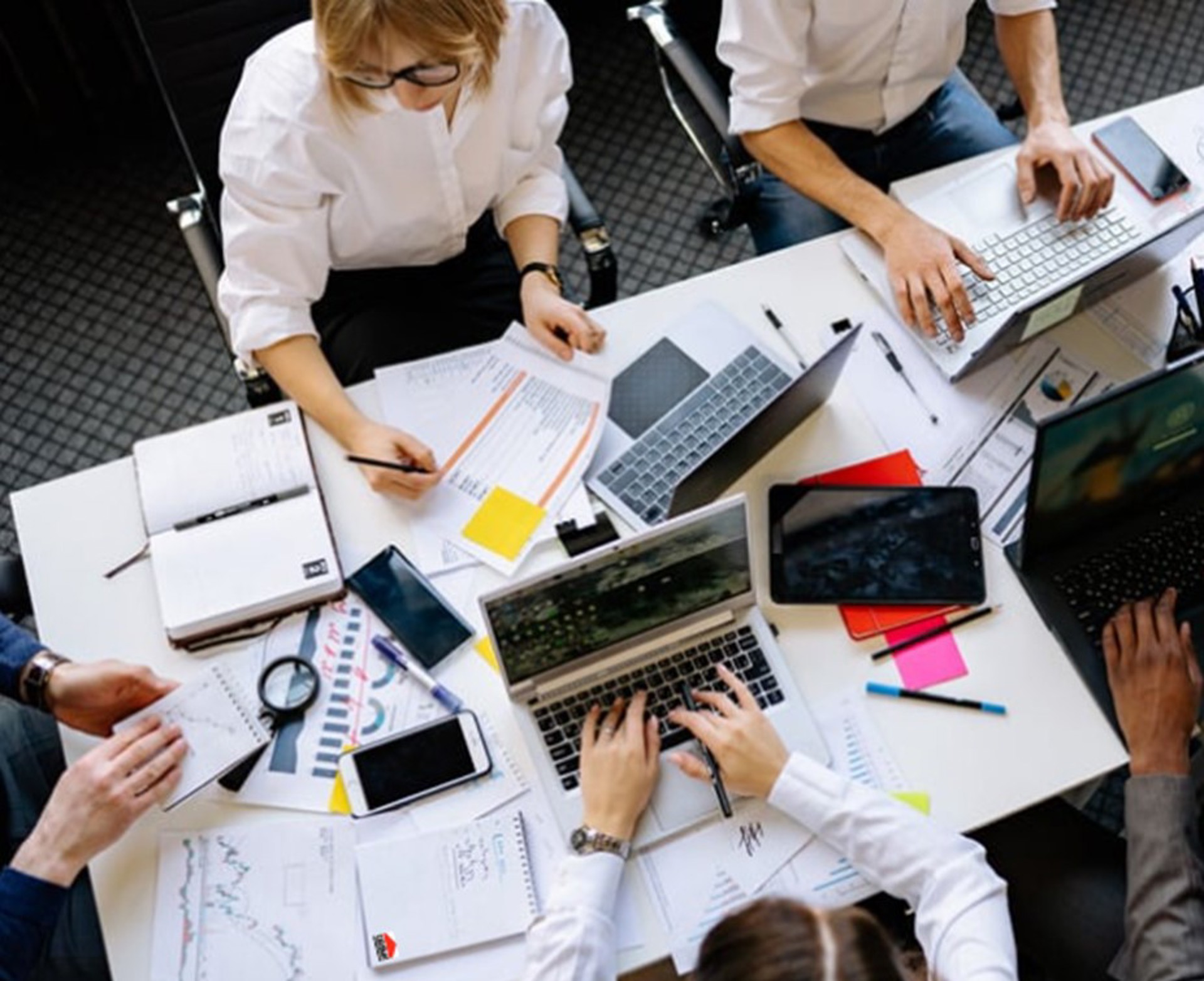 Människor arbetar vid ett skrivbord