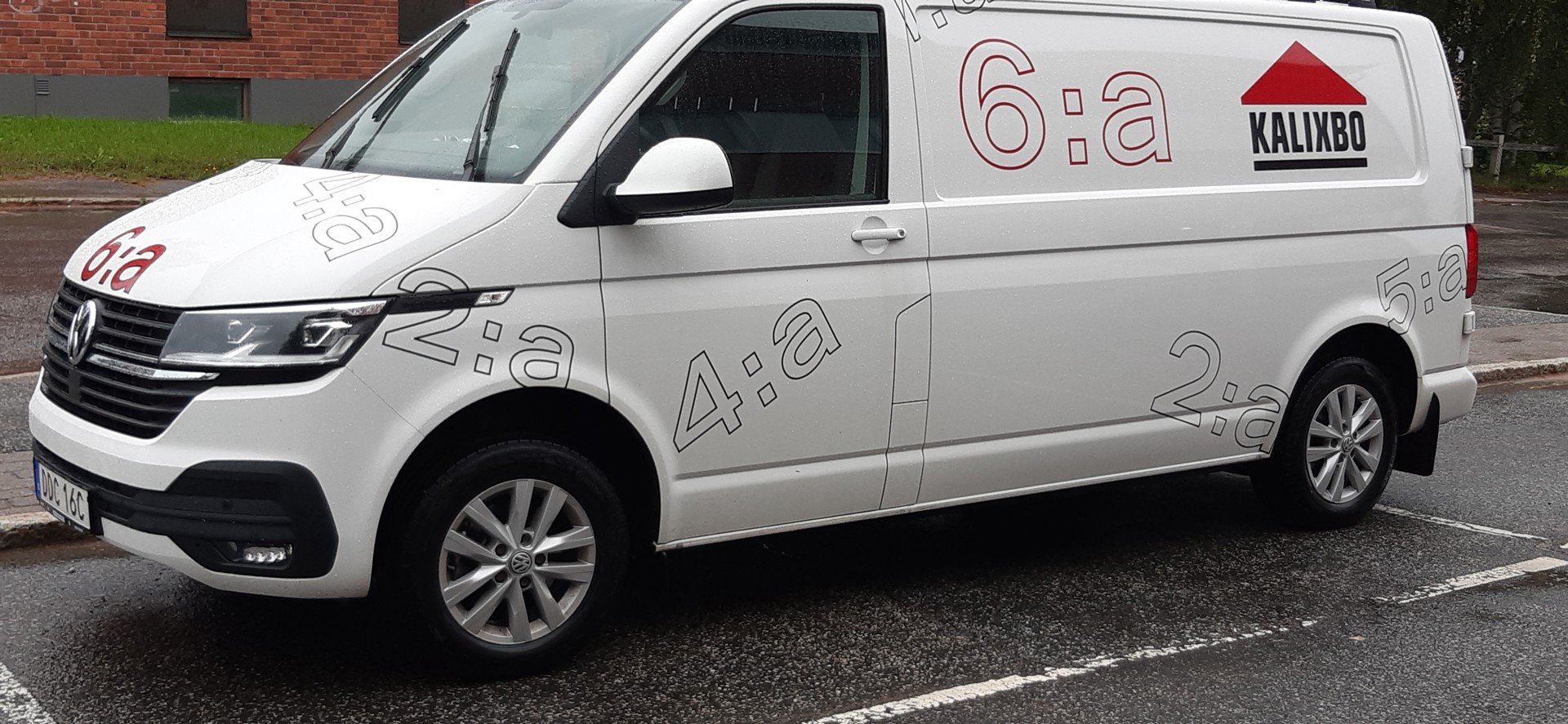 Vit skåp bil med Kalixbo logo